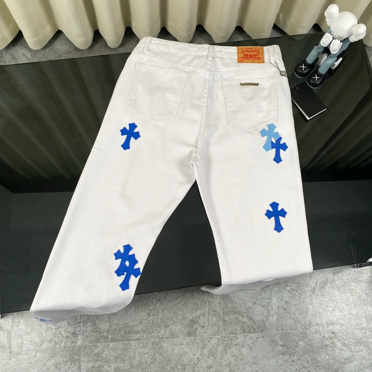 🅿️280 [Strongest version] Chroe Hets CH Chroe Hets CH white dark and light blue leather label jeans Customized metal buckle Legs washed distressed ripped hem ceiling-level jeans ‼ About Zangyin✅This is an extremely luxurious fashion brand that can also be called the aristocrat of the high street. It has always been an exclusive brand for some hipsters or the rich second generation. Compared with ordinary high streets, it is more luxurious and noble. Compared with luxury brands, it is more fashionable and individual. Top heavy industry fashion design✅Consistently high street luxury style creation. Speaking of this style, the Zangyin family and the GU family are definitely among the leading representative brands. Especially the Zangyin family's creation of high street style has really achieved an effect of transformation. The color of this model is already very eye-catching by using a unique washed material. It is decorated with pink patchwork cross flowers, which cleverly highlights the charm of the brand. Secondly, this model adopts a classic high-waist cut design, which highlights the long legs and fashionable temperament of the upper body. The brand is highly recognizable and the slim-fitting configuration is more suitable for daily wear. The personality will be fashionable and the specifications can be seen at a glance. Materials and technology ✅ Needless to say, this point goes without saying. As an excellent craftsman brand, Zangyin's requirements for details and craftsmanship are really perfect. The washed color of this model has gone through a lot of processes, not to mention the embellishment of the denim appliqués. It is also purely handmade and sewn. Just like what they believe in, only handmade things have soul and have the meaning of wearing. A top-notch heavy-duty fashionable denim item, recommended by both hands‼   Size: 28 30 32 34 equivalent to S-XL
